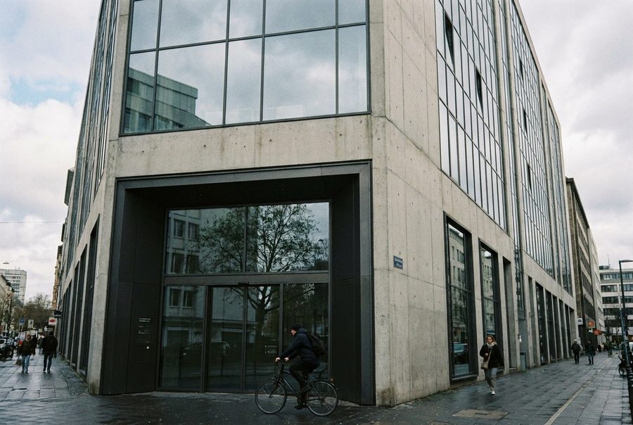 Sanierte Fassade des Bürocampus, Frankfurt-Ostend