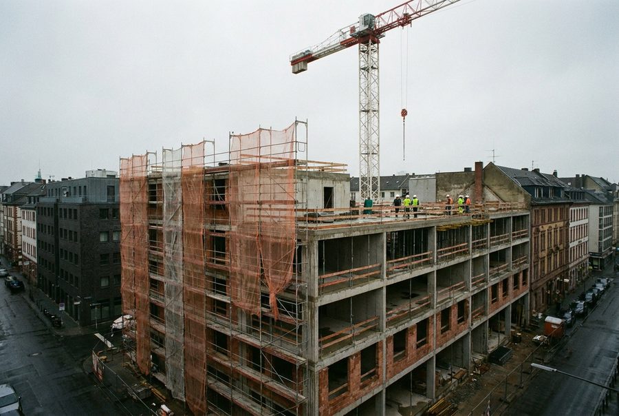 Rohbau mit Kran und Sicherungsnetz, Frankfurt-Gallus