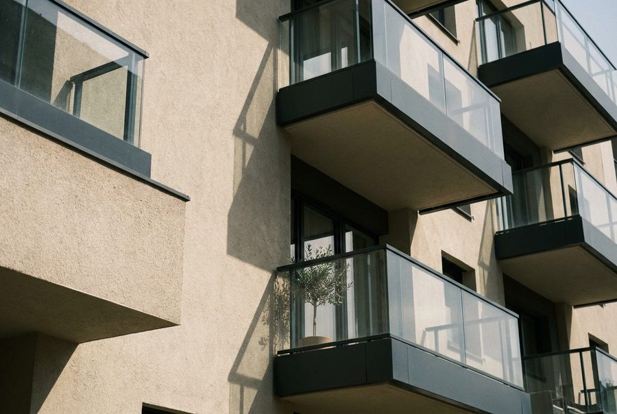 Detailansicht der Fassade mit Balkonen